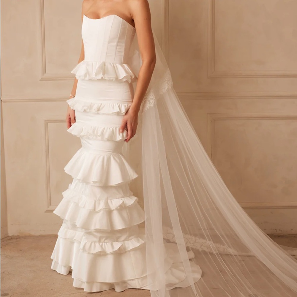 V. Chapman Milano Set in White Crinkle Brocade size 2 NEW WITH TAGS